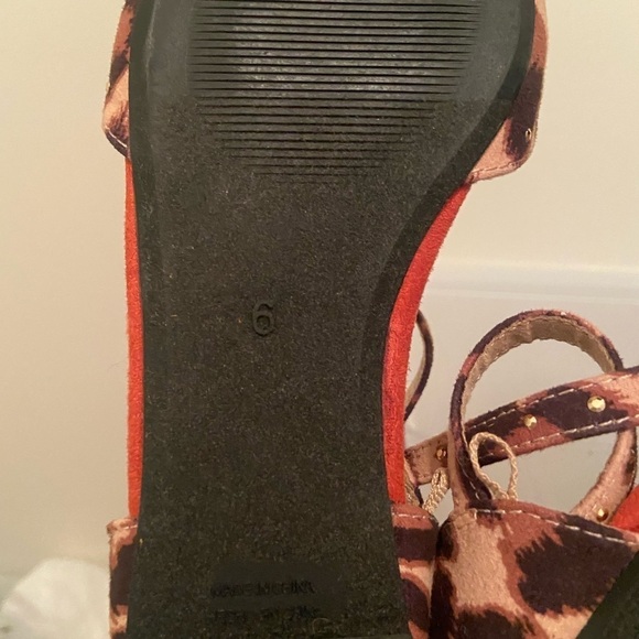 Size 6 Old Navy Leopard flat shoes - Picture 6 of 6